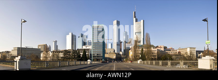 Skyline Panorama de Francfort, voir de Untermainbruecke aux gratte-ciel de Francfort, à la Commerzbank et BCE, Fra Banque D'Images