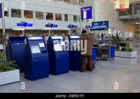 L'acquisition de passagers à l'aide de l'enregistrement automatique de billets dans le terminal, Terminal 2, aéroport de Frankfurt, Frankfurt, Hesse, Germany, Europe Banque D'Images