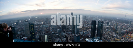 Skyline Panorama tourné, avec la Deutsche Bank, Sparkasse-- Convention et Tours, la gare ferroviaire centrale, jeune femme photographe Banque D'Images