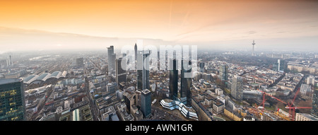 Skyline Panorama tourné, avec la Sparkasse- et de la Convention de Tours et de la gare ferroviaire centrale, coucher de soleil à l'aide d'appareil photo f augmentée Banque D'Images