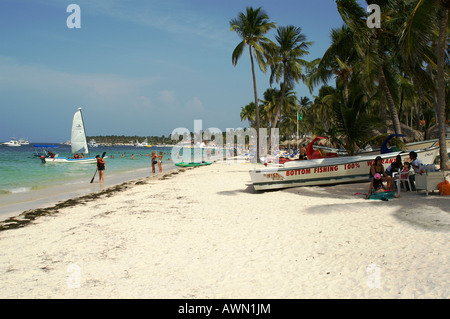 Les touristes à marcher le long de la plage à tous les centres de villégiature tout compris à Punta Cana, République dominicaine, Caraïbes, Amériques Banque D'Images