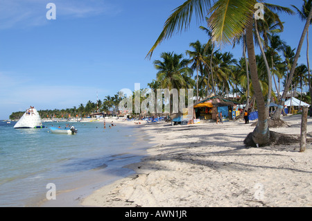 Les habitants de souvenirs sur la plage de Punta Cana, République dominicaine, Caraïbes, Amériques Banque D'Images