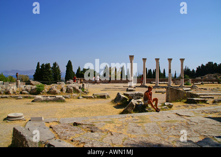 Tourist assis devant les ruines à l'Asklepieion (temple de guérison), Kos, Dodécanèse, Grèce, Europe Banque D'Images