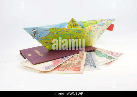Passeport allemand, de change et d'un navire de papier fabriqué à partir d'une carte : symbole pour les voyages internationaux Banque D'Images