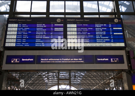 Des panneaux d'information à la gare centrale de Francfort, Francfort, Hesse, Germany, Europe Banque D'Images