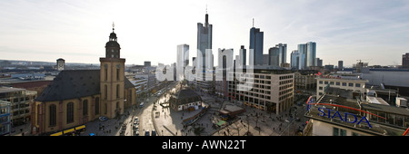 Vue panoramique sur les toits de Francfort, Hauptwache, Alianz Commerzbank et tours et l'église de St Katherine, Francfort, la Hesse, Banque D'Images