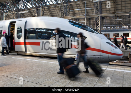 Ou glace allemand InterCityExpress train à grande vitesse à la gare avant le départ, Francfort, Hesse, Germany, Europe Banque D'Images