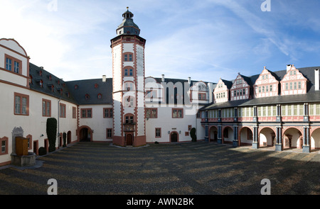 Cour intérieure et une tour à Weilburg's Château renaissance construit (1533-1572), Weilburg an der Lahn, Hesse, Germany, Europe Banque D'Images