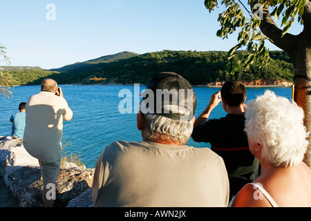 Les touristes et les autochtones à regarder et photographier d'un plan de lutte contre l'incendie de la Securité Civile Lac de Sainte Croix Provence France Banque D'Images