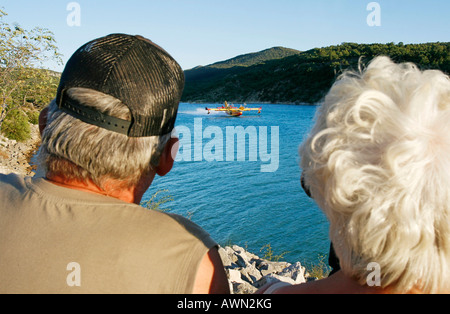 Les touristes et les autochtones de regarder un plan de lutte contre l'incendie de la Securité Civile Lac de Sainte Croix Provence France Banque D'Images