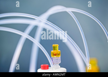 Détail et de tubes d'une HPLC pour l'analyse de liquides, de l'assurance qualité, Weleda AG, Arlesheim, Suisse Banque D'Images