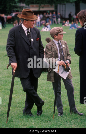 Père et fils britanniques des années 1990, à la mode, élégants habillés d'une manière similaire. Comme père comme fils. 1997 Hyde Park Londres Angleterre HOMER SYKES Banque D'Images