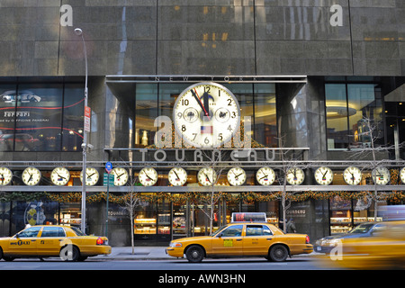 Manhattan, 5e Avenue. Tourneau réveil magasin avec de nombreuses grandes horloges, montrant les différents temps dans le monde, à l'angle 57e Banque D'Images