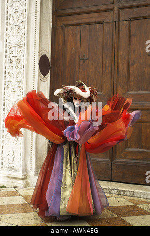 Personne portant un costume et un masque pendant le Carnaval de Venise, Italie, Europe Banque D'Images