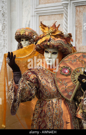 Personne portant un costume et un masque pendant le Carnaval de Venise, Italie, Europe Banque D'Images