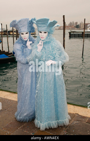 Les personnes portant des costumes et des masques pour le Carnaval de Venise, Italie, Europe Banque D'Images