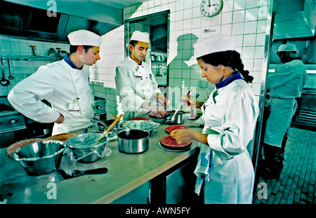 Paris, France, les chefs étudiants travaillent ensemble dans la cuisine du restaurant « le cordon Bleu » Cooking School, les adolescents parlent, la cuisine contemporaine, les étudiants, Banque D'Images