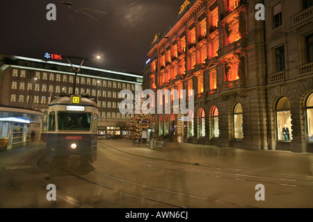 Éclairage de Noël à Paradeplatz / Bahnhofstrasse avec Zurich streetcar et CS, Zurich, Suisse Banque D'Images