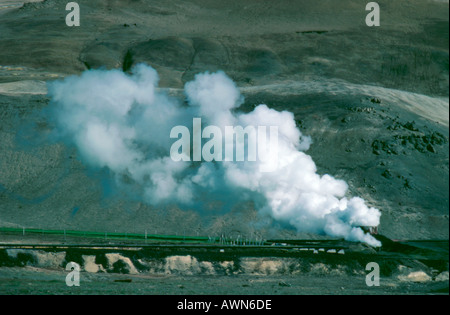 L'émission de vapeur d'un trou près de la station d'énergie géothermique à Krafla, près de 73320, l'Islande. Banque D'Images