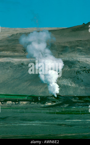 L'émission de vapeur d'un trou près de la station d'énergie géothermique à Krafla, près de 73320, l'Islande. Banque D'Images