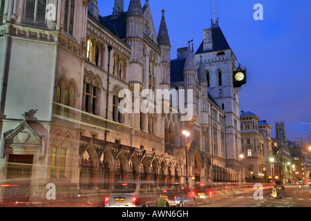 La Royal Courts of Justice sur Strand / Fleet Street dans la ville de Westminster au crépuscule, Londres, UK Banque D'Images