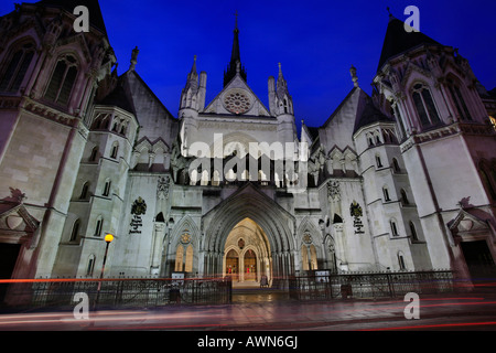 La Royal Courts of Justice sur Strand / Fleet Street dans la ville de Westminster au crépuscule, Londres, UK Banque D'Images