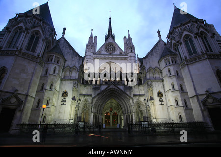 La Royal Courts of Justice sur Strand / Fleet Street dans la ville de Westminster au crépuscule, Londres, UK Banque D'Images