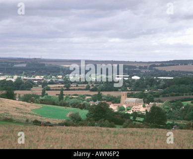 Vue lointaine sur le Lincolnshire village de Nettleton du nord de Wolds vers le Humber Bridge Banque D'Images