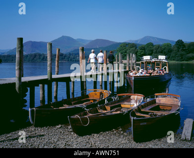 Les vacanciers à bord d'un bateau de plaisance sur derwent water, Keswick, parc national de lake District, Cumbria, England, UK. Banque D'Images