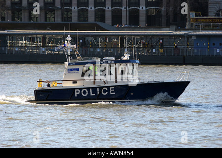 Bateau de police sur la tamise Londres Southbank Banque D'Images