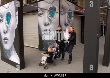 France 1 Paris Plave Vendome couple avec bébé à marcher le long de la chaussée de la publicité bijoux prestigieux Banque D'Images