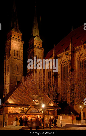 Stand avec bratwurst Sebalduskirche église en arrière-plan, Nuremberg, Franconia, Bavaria, Europe Banque D'Images