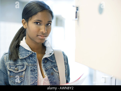 Teen Girl standing by locker Banque D'Images