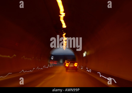 Voitures dans un tunnel, effet d'essuie-glace, le temps d'exposition, l'autoroute A71, Bamberg-Schweinfurt, Franconia, Bavaria, Germany, Europe Banque D'Images