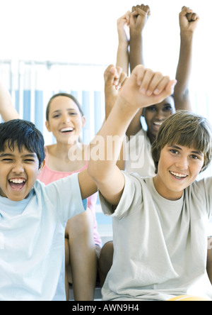 Les jeunes adolescents cheering Banque D'Images