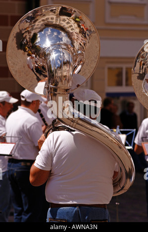 Réflexions sur un tuba d'argent, façade de maison à Bad Toelz, Upper Bavaria, Bavaria, Germany, Europe Banque D'Images