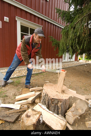 Man chopping wood à maison, Großbeeren, Brandenburg, Allemagne Banque D'Images