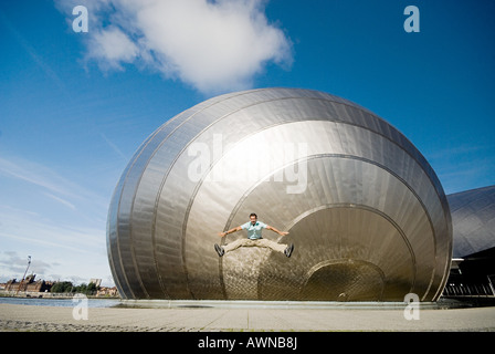 Homme de sauter devant Glasgow Science Centre Banque D'Images