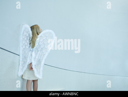 Girl wearing angel wings Banque D'Images