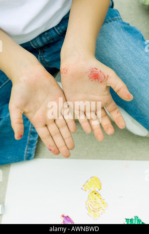 Enfant montrant salir les mains avec le marqueur, close-up Banque D'Images