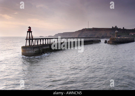 Whitby Pier et de l'est à la recherche de balise vers l'abbaye Banque D'Images