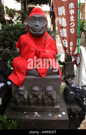 Une statue de singe un singe à Sarutahiko déité de culte dans Sugamo, Tokyo, Japon Banque D'Images