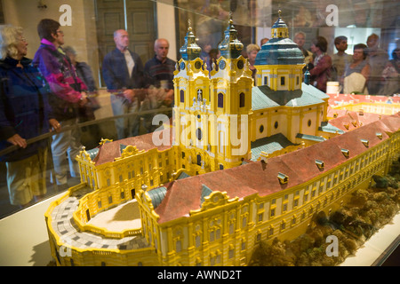 Les touristes visitant une maquette (échelle 1:100) de l'Abbaye de Melk à l'intérieur de l'époque baroque monastère bénédictin de l'Abbaye de Melk en Autriche Banque D'Images