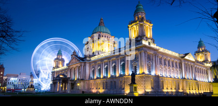 Belfast City Hall et grande roue la nuit dans le comté d'Antrim en Irlande du Nord Belfast Banque D'Images