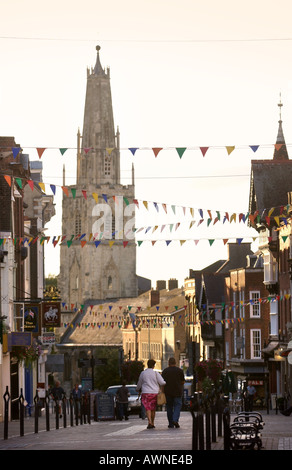 GLOUCESTER CITY SHOPPING CENTRE UK WESTGATE STREET AVEC ST NICHOLAS CHURCH DANS L'ARRIÈRE-PLAN AUG 2004 Banque D'Images