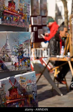 France Paris Butte Montmartre, Place du Tertre les peintres au travail sur vue typique de Paris avec peintures sur chevalet dans frgd Banque D'Images