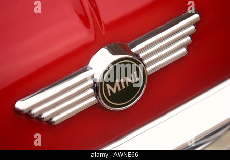 Le MINI GARAGE RESTAURATION MBM BRISTOL L'INSIGNE MINI SUR UNE VIEILLE MINI COOPER CLASSIQUE RESTAURÉ Banque D'Images