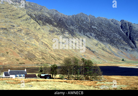 Aonach Eagach ridge en Ecosse Highland Glen Coe vus du dessus Ach nam Beathach ferme avec Achtriochtan Loch Banque D'Images