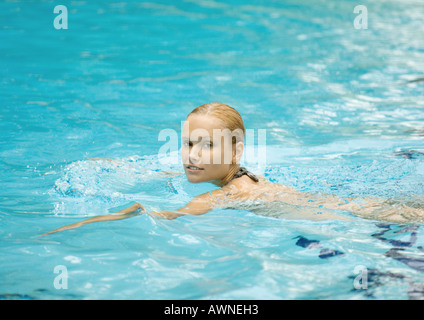 Young woman swimming in pool Banque D'Images