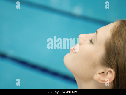 Woman smiling, close-up de vue de côté, face extérieure en arrière-plan Banque D'Images